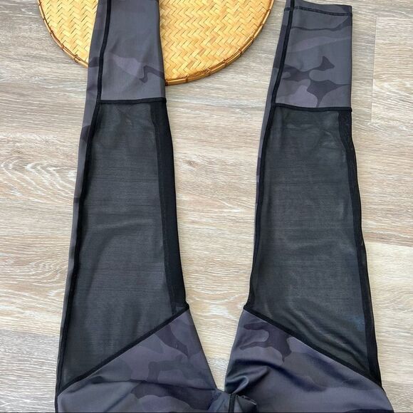 Carbon38 camo high rise leggings w/ mesh - Picture 3 of 6